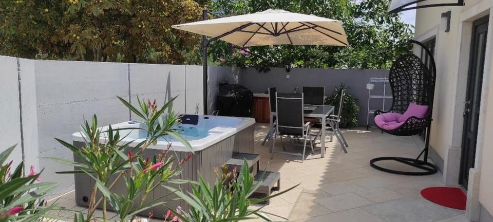 Hot Tub, Swimming pool