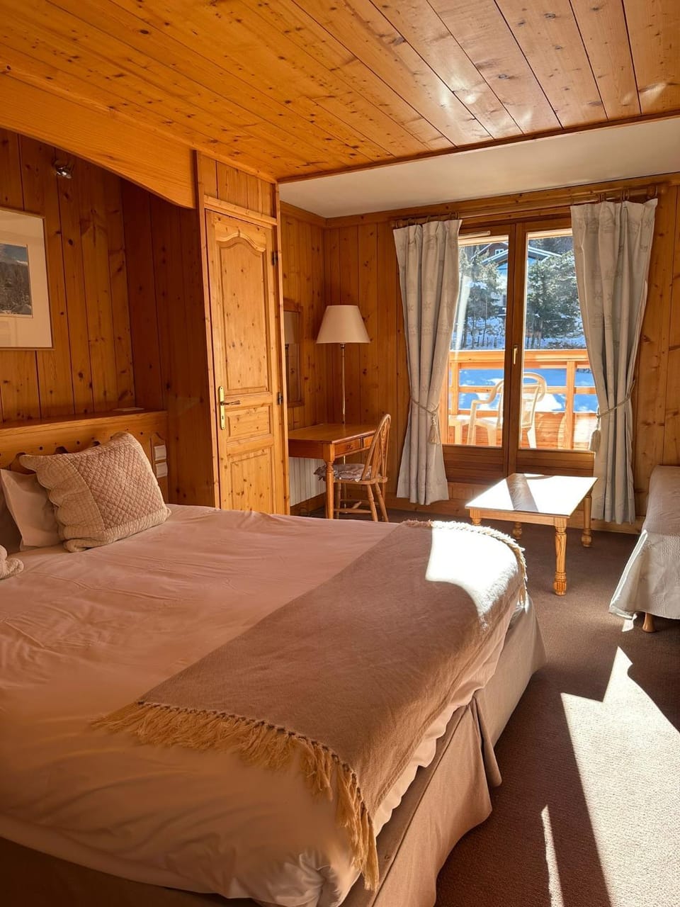 Bed, Living room, Photo of the whole room, Seating area, Bedroom