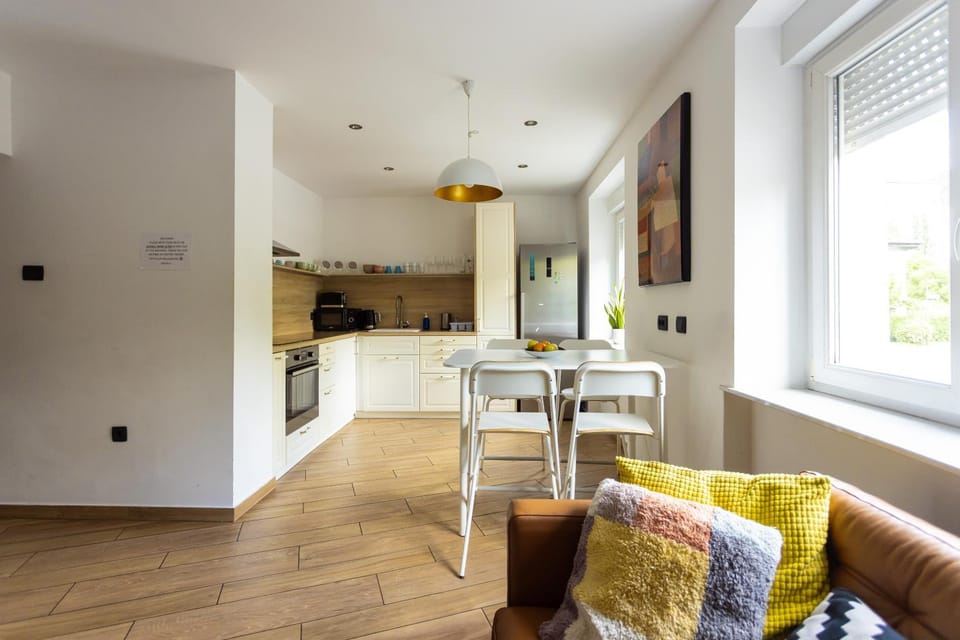 Kitchen or kitchenette, Living room, Seating area, Dining area