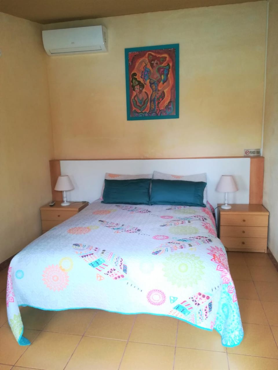 Bed, Photo of the whole room, Decorative detail, Bedroom