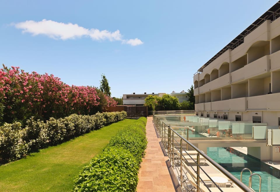 Property building, Day, Garden view, Swimming pool, sunbed