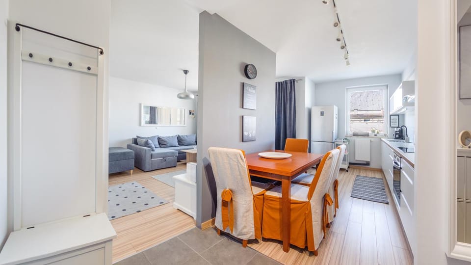 Kitchen or kitchenette, Seating area, Dining area