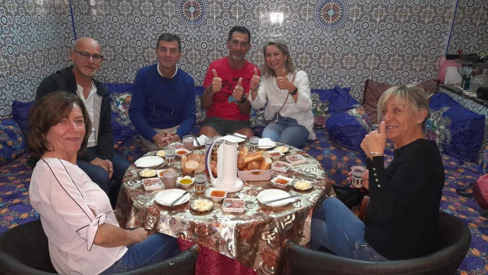 Restaurant/places to eat, People, Food and drinks, Banquet/Function facilities, Food, Guests, Drinks, group of guests