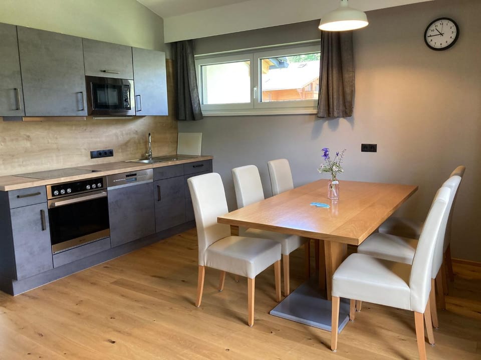 Kitchen or kitchenette, Seating area, Dining area, minibar, pet friendly, stove