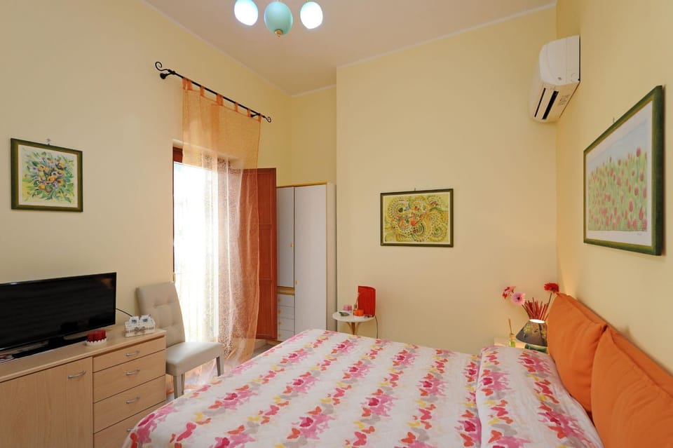 Bed, TV and multimedia, Photo of the whole room, Bedroom