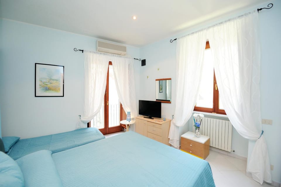 Bed, TV and multimedia, Bedroom, air conditioner