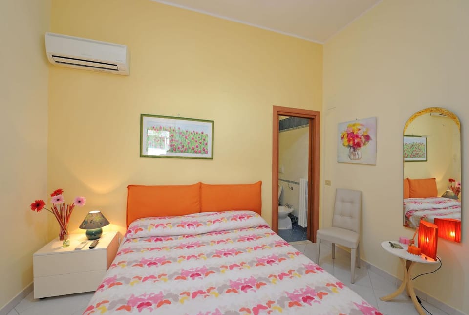 Bed, Photo of the whole room, Bedroom, air conditioner