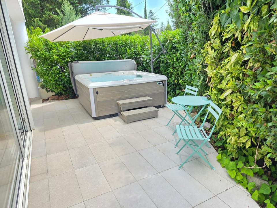 Patio, Hot Tub, Balcony/Terrace