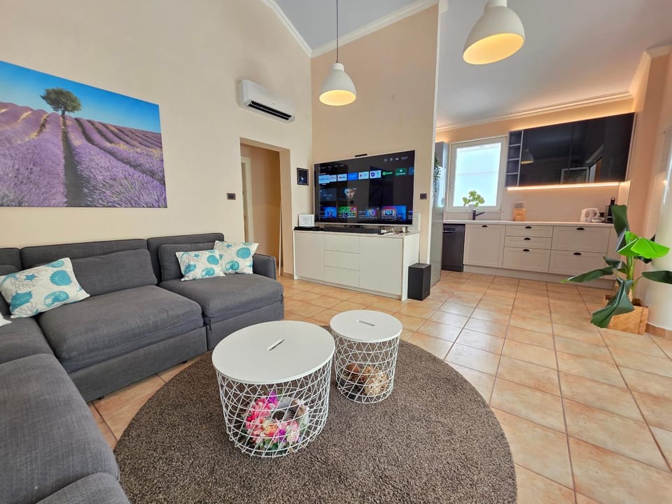 TV and multimedia, Kitchen or kitchenette, Living room, Seating area