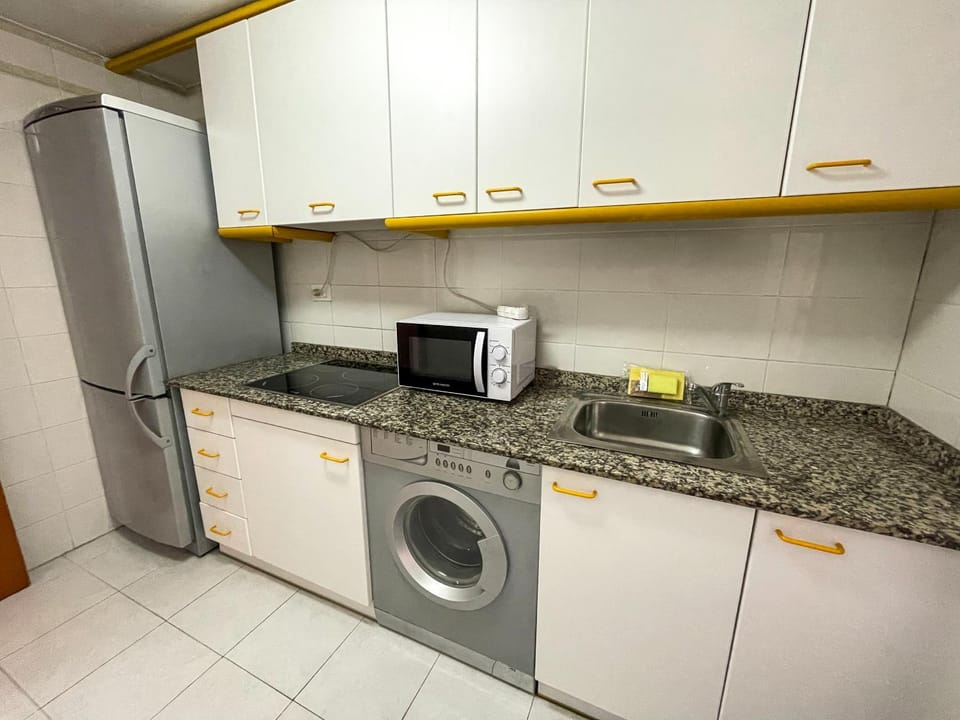 Kitchen or kitchenette, minibar, stove, washing machine
