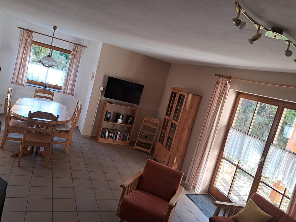 TV and multimedia, Seating area, Dining area