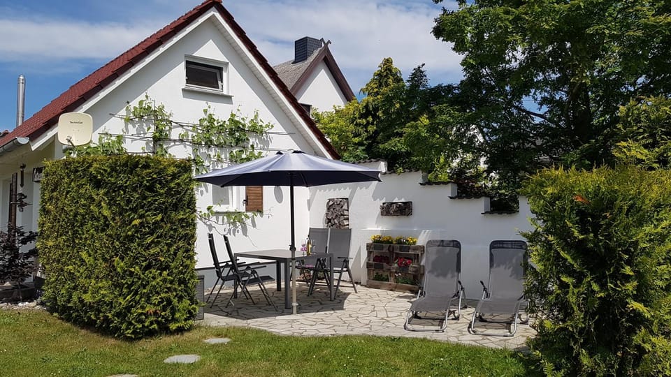 Property building, Patio, Facade/entrance, Garden, Balcony/Terrace