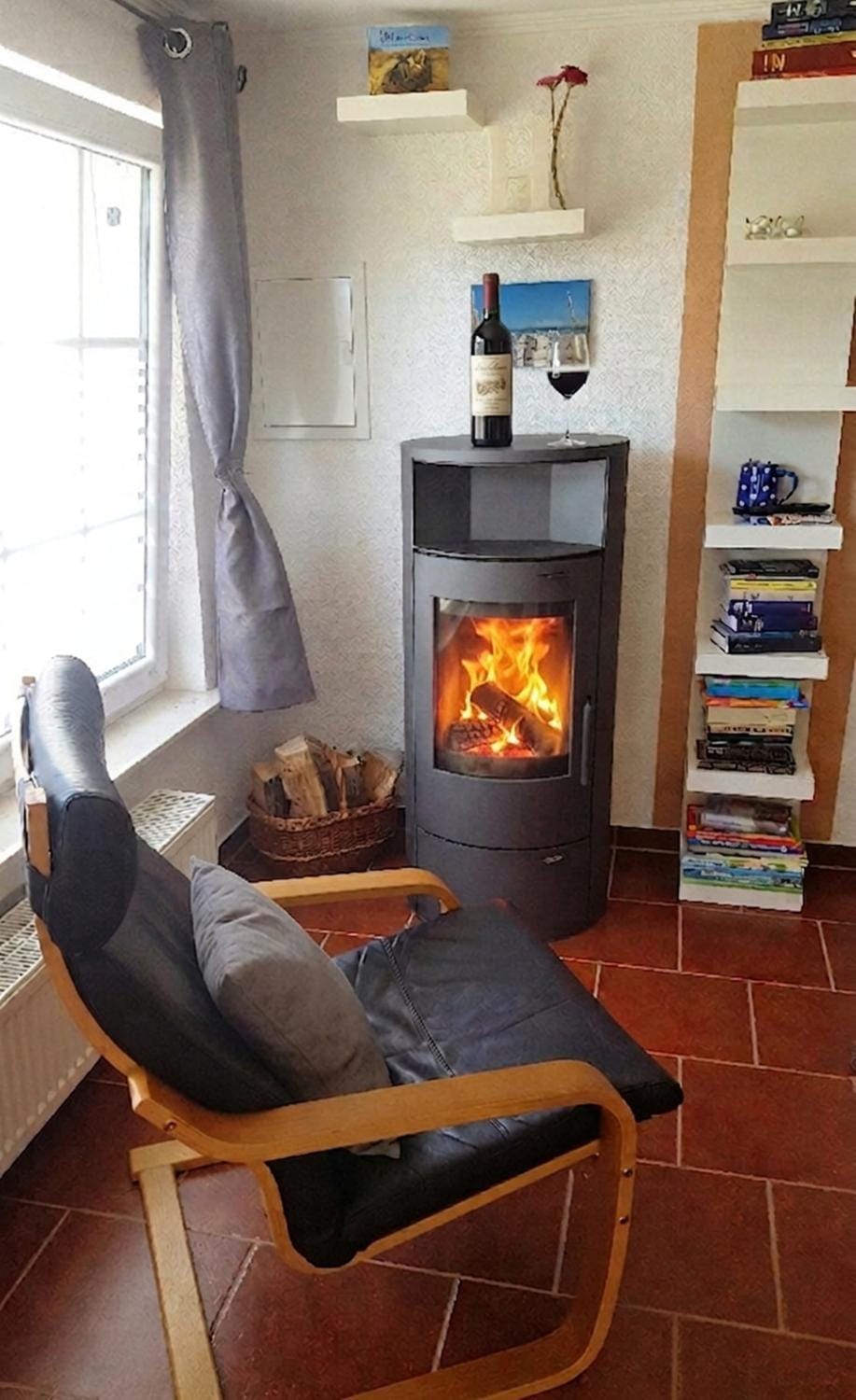 Seating area, fireplace