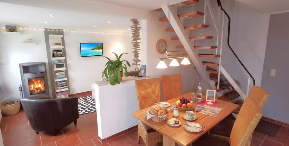Living room, Seating area, Dining area, fireplace