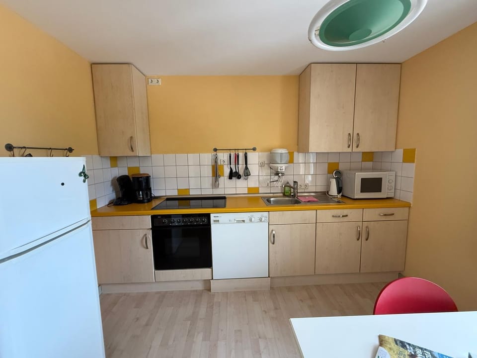 Coffee/tea facilities, Kitchen or kitchenette, dishwasher, oven, stove, toaster