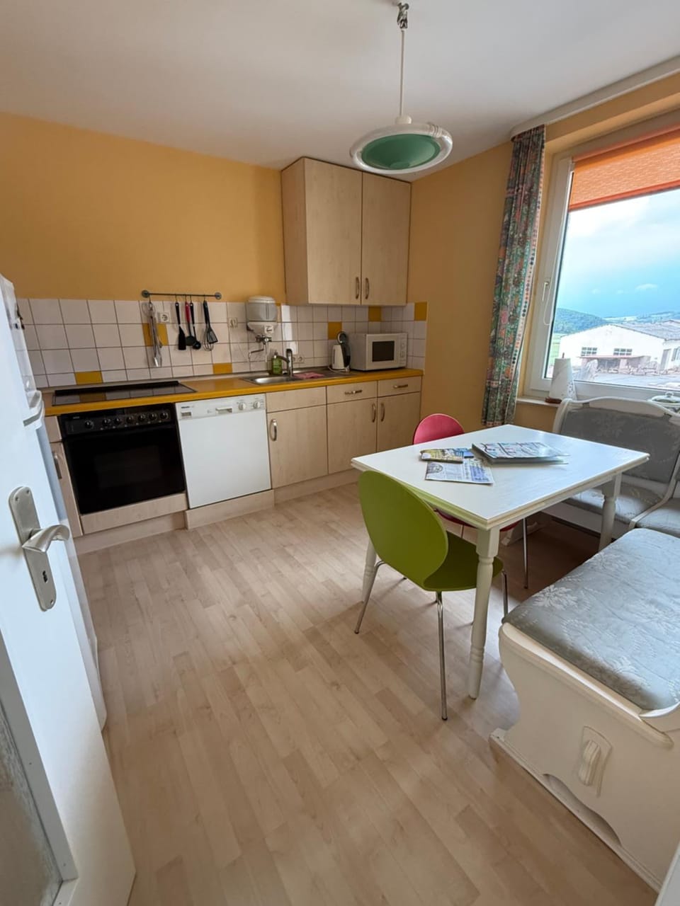 Coffee/tea facilities, Kitchen or kitchenette, Dining area, dishwasher, oven, stove, toaster