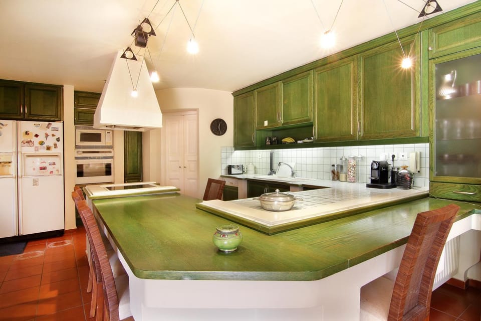 Coffee/tea facilities, Kitchen or kitchenette, dishwasher, oven, stove, toaster