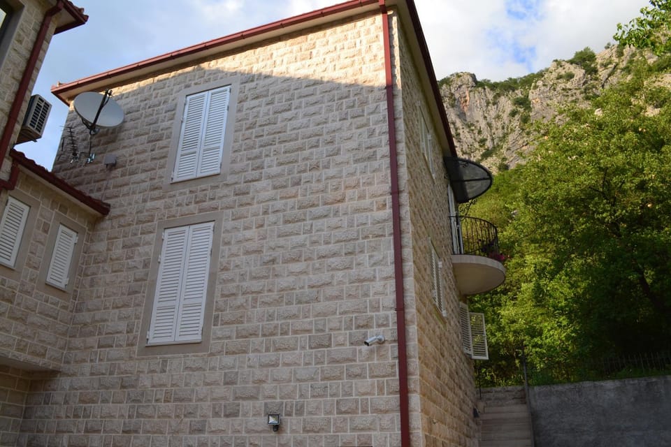 Facade/entrance