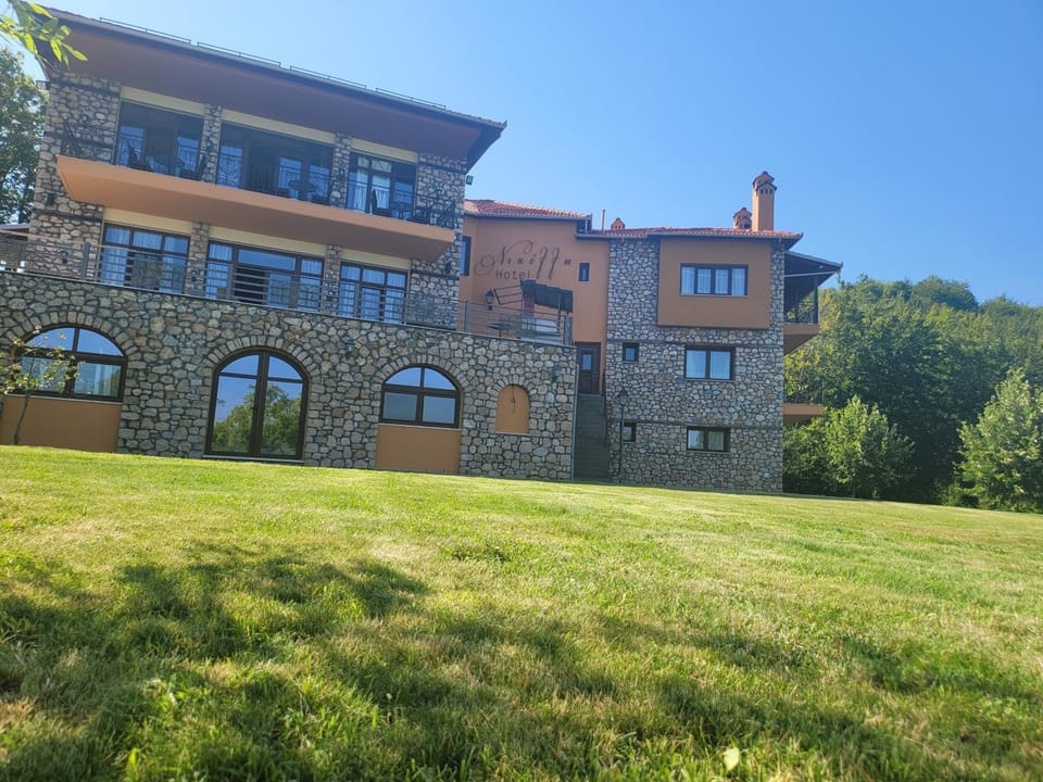 Property building, Spring, Day, Natural landscape, Garden, Garden view, Landmark view
