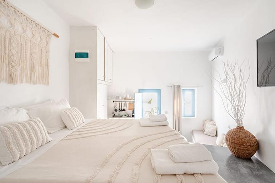 Bed, TV and multimedia, Photo of the whole room, Bedroom, towels