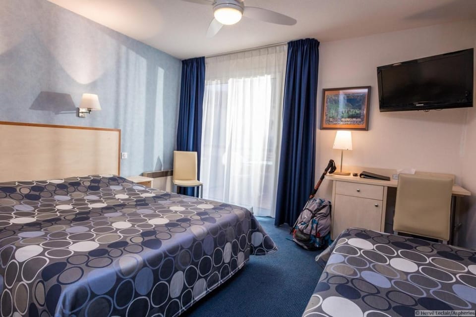 Bed, TV and multimedia, Photo of the whole room, Bedroom, hair dresser