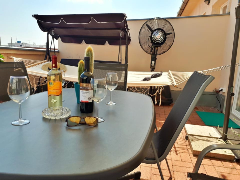 Patio, Summer, Balcony/Terrace, Balcony/Terrace, City view, Landmark view