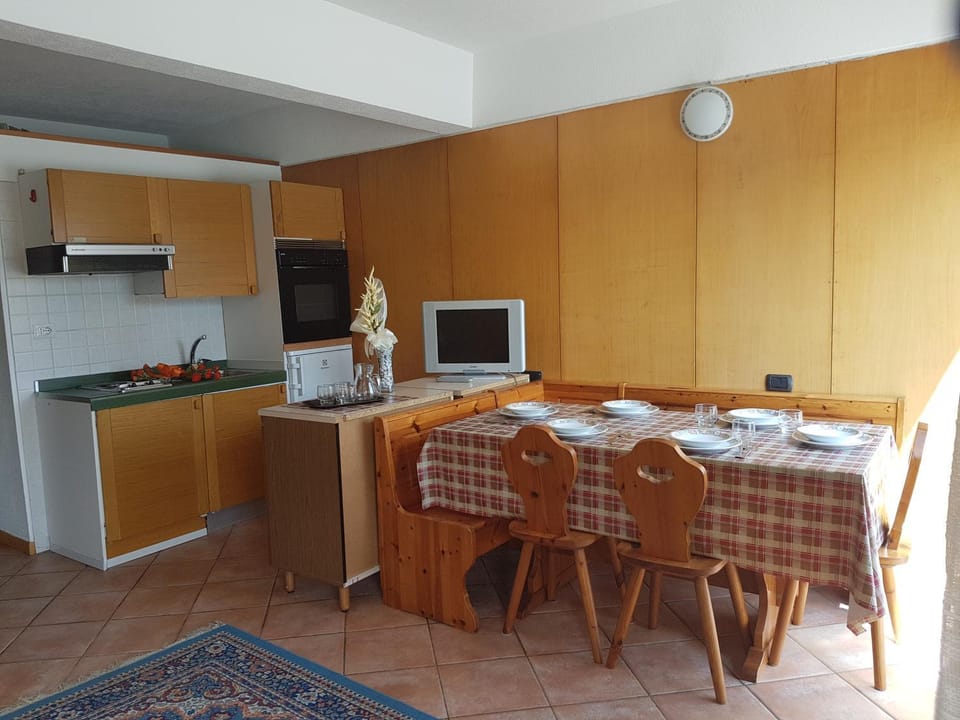 Kitchen or kitchenette, Dining area, oven