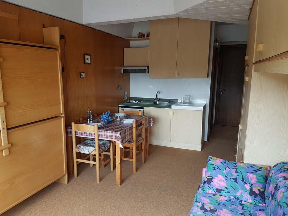 Kitchen or kitchenette, Seating area, stove