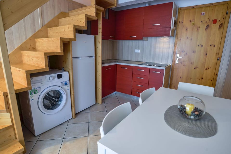 Kitchen or kitchenette, Dining area, washing machine