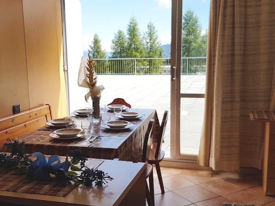 View (from property/room), Balcony/Terrace, Dining area