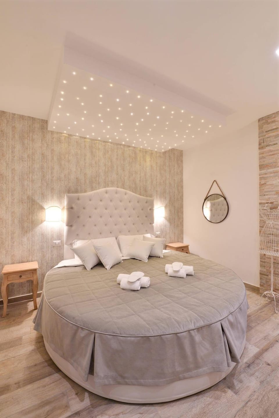 Bed, Bathroom, Balcony/Terrace, Photo of the whole room, Decorative detail, Bedroom, Pets, Inner courtyard view