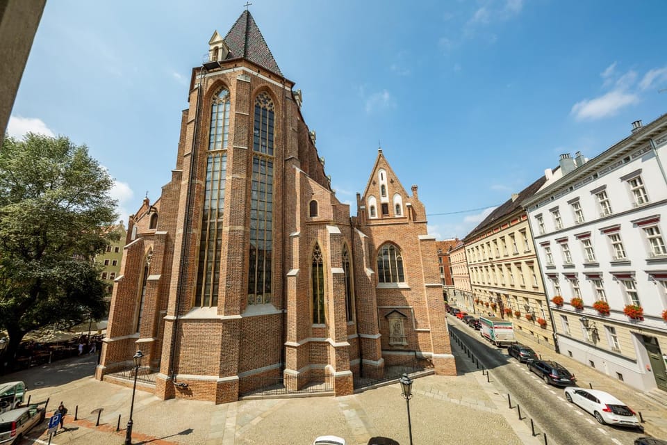 Nearby landmark, Neighbourhood, City view, Street view