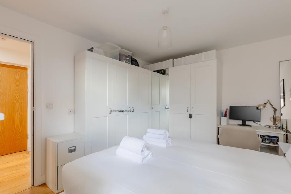Cosy Modern 1 Bedroom Flat Moments from Riverside Apartment in London