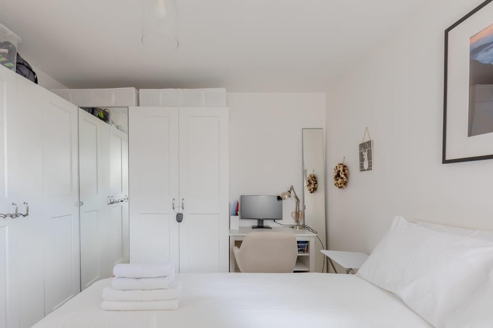 Cosy Modern 1 Bedroom Flat Moments from Riverside Apartment in London
