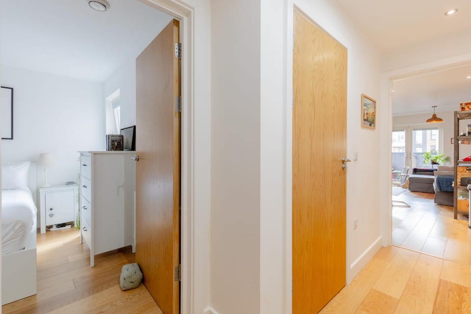 Cosy Modern 1 Bedroom Flat Moments from Riverside Apartment in London