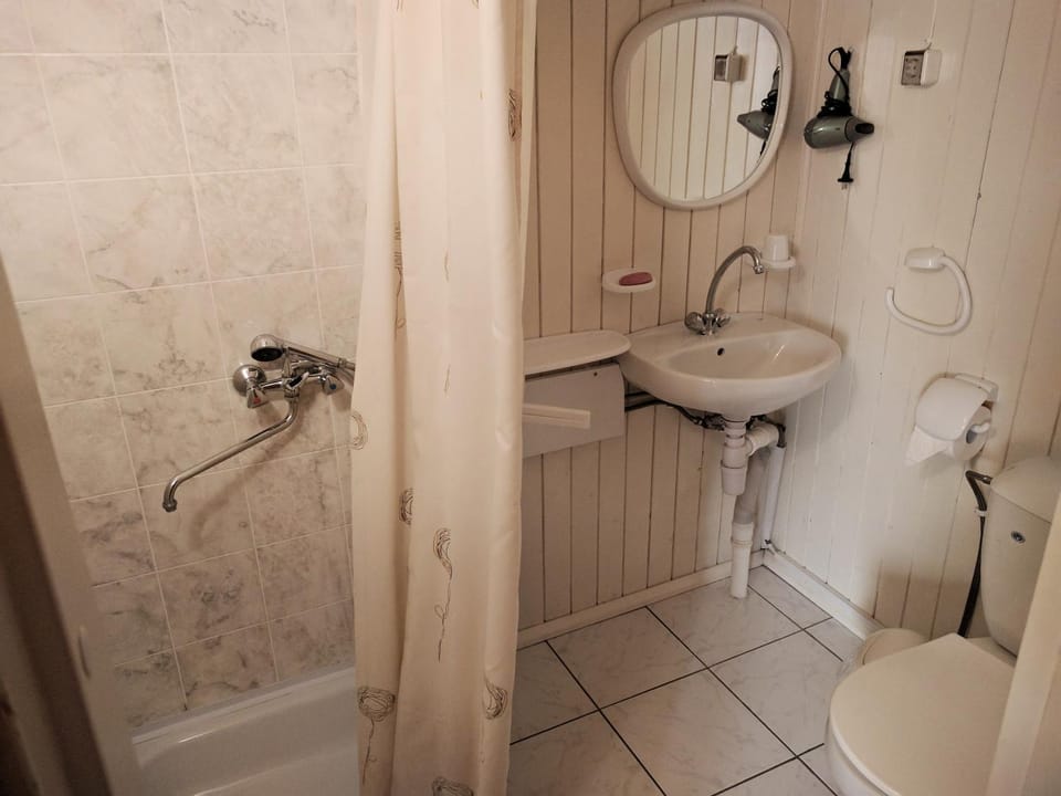 Shower, Toilet