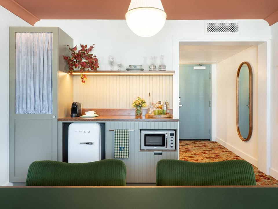 Kitchen or kitchenette, minibar, kitchen