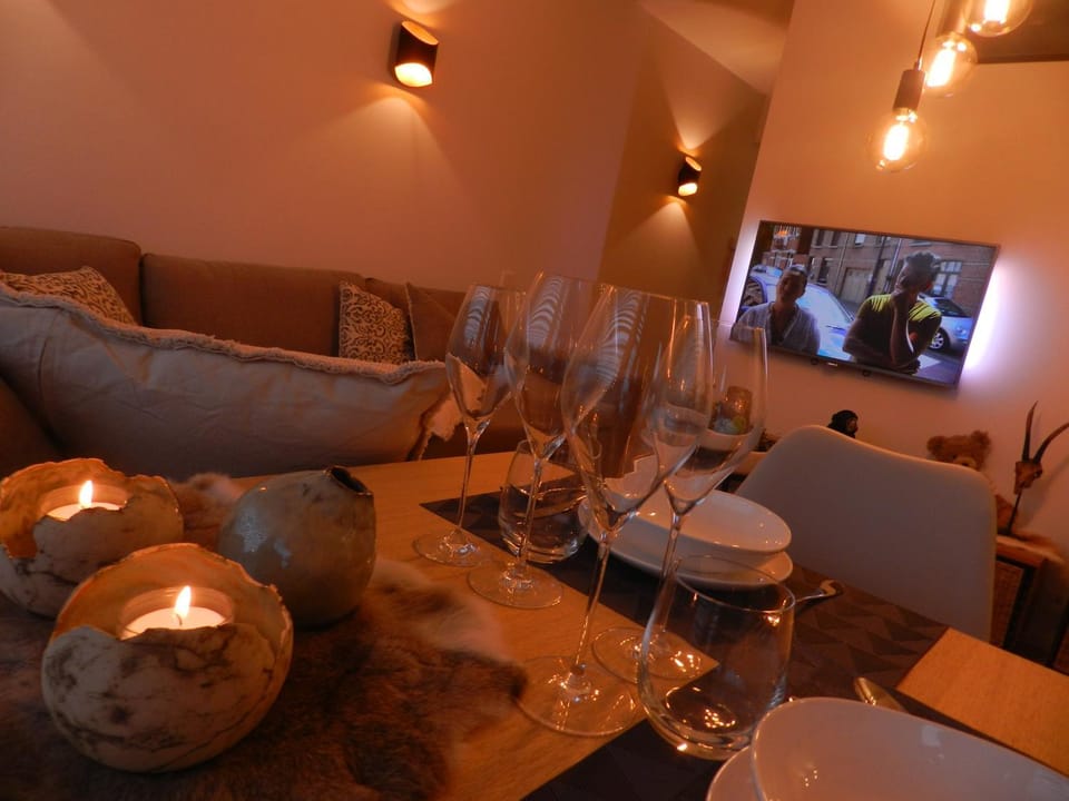 Communal lounge/ TV room, TV and multimedia, Living room, Food and drinks, Decorative detail, Seating area, Evening entertainment, Drinks
