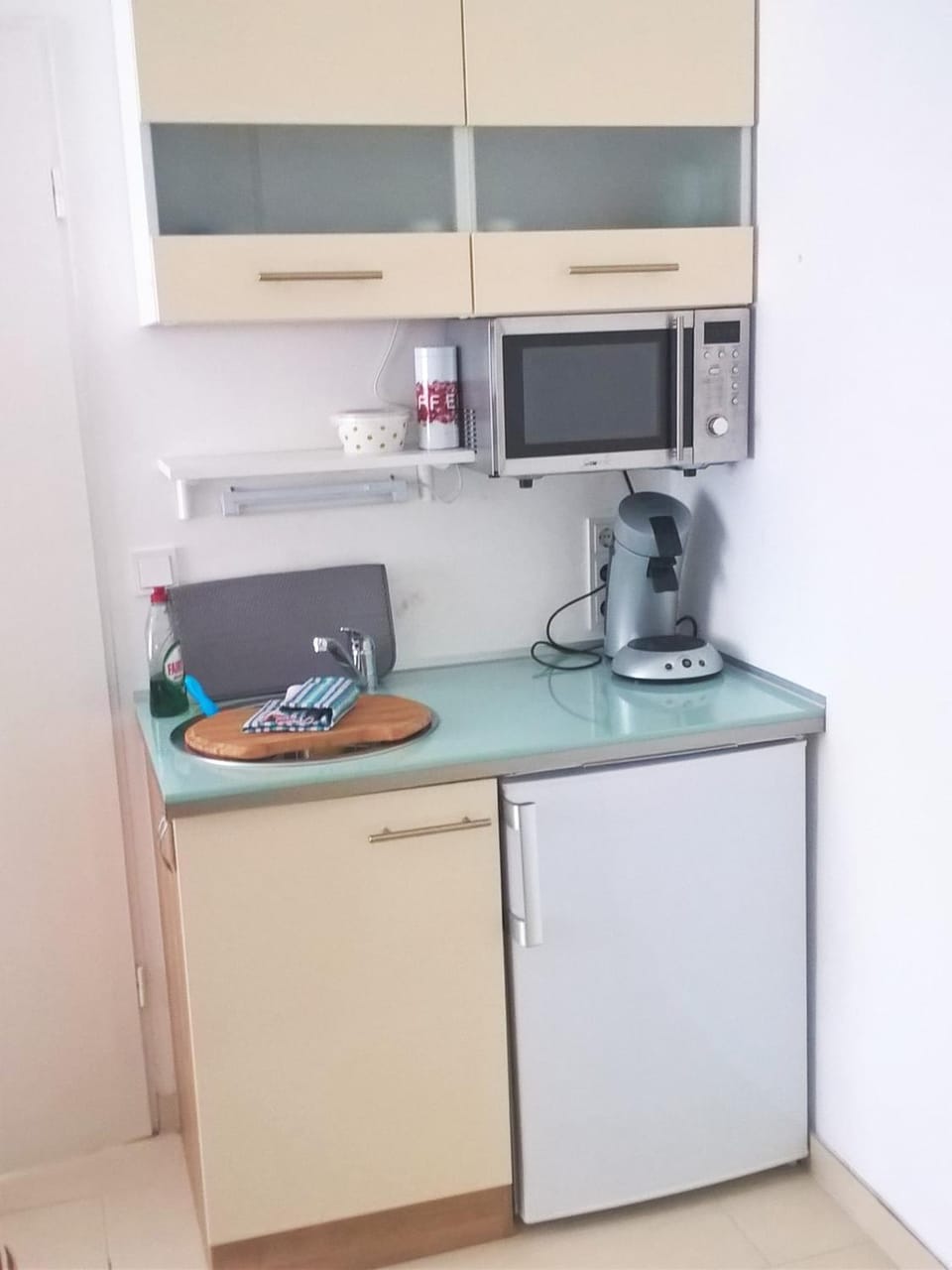 Coffee/tea facilities, Kitchen or kitchenette, Photo of the whole room, Drinks, Non alcoholic drinks, microwave