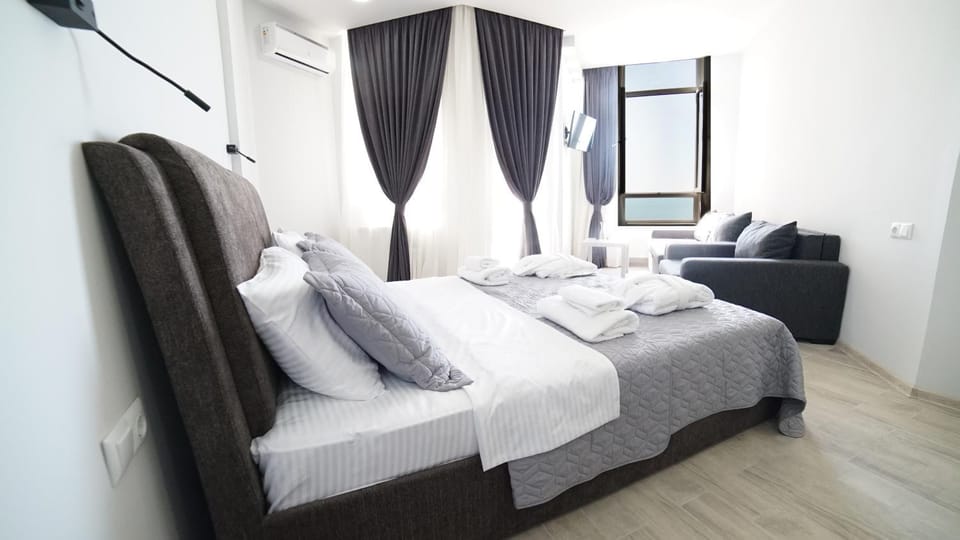 Living room, Photo of the whole room, Decorative detail, Seating area, Bedroom, Sea view