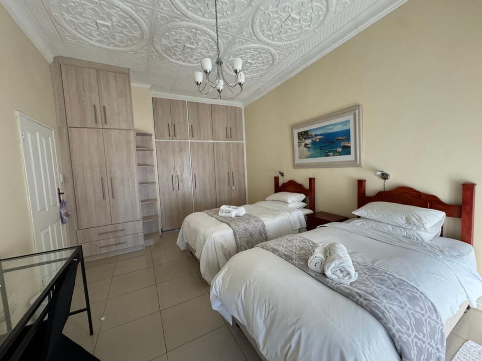 Photo of the whole room, Bedroom, wardrobe