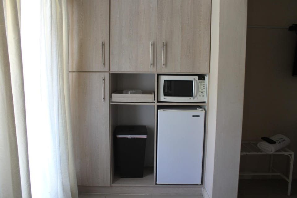 Kitchen or kitchenette, minibar, oven