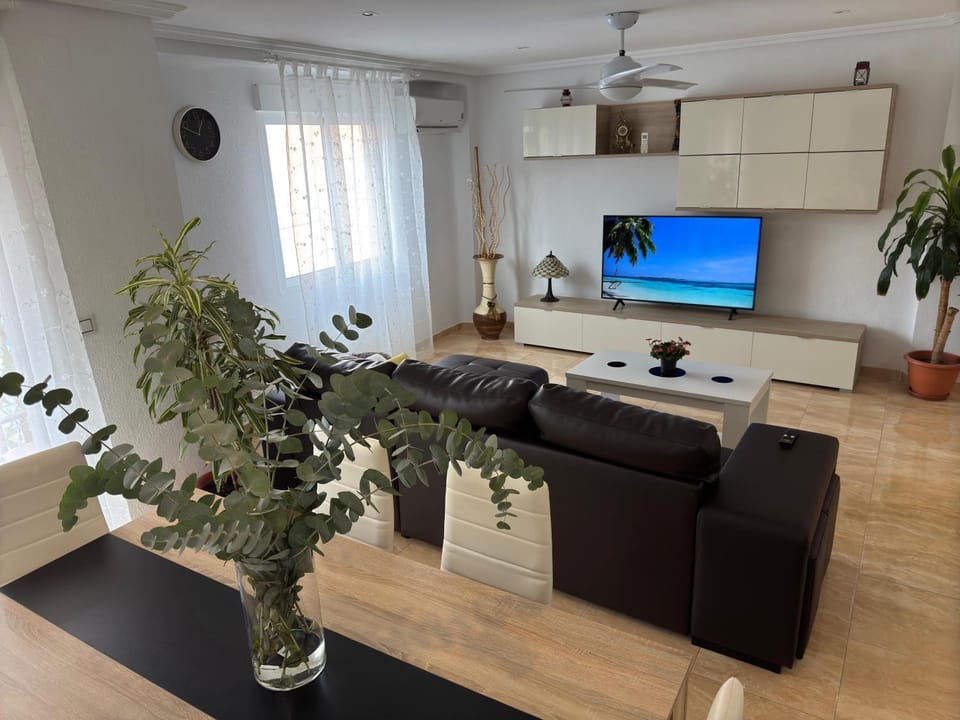 Communal lounge/ TV room, TV and multimedia, Seating area