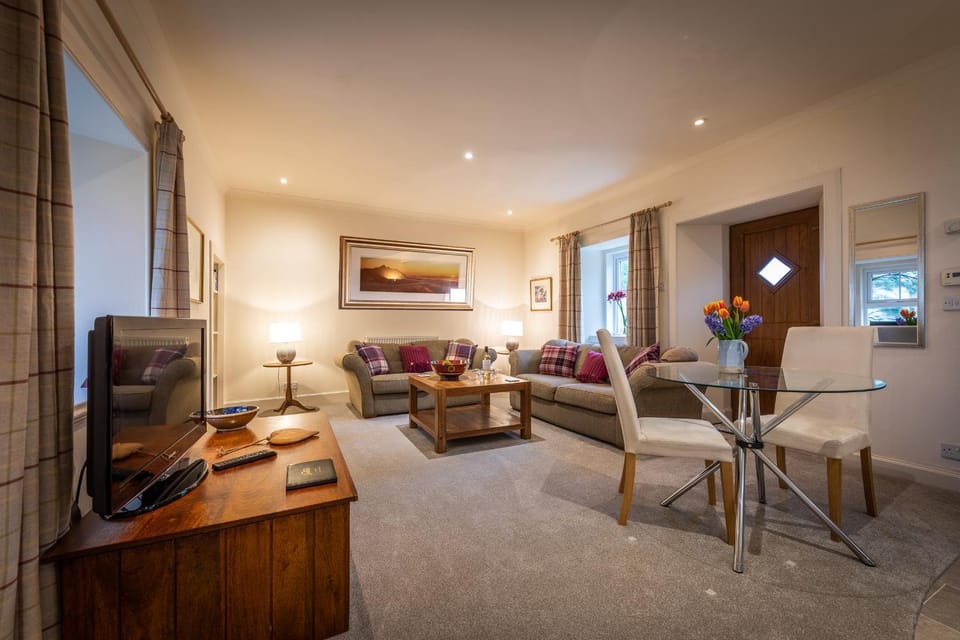 TV and multimedia, Seating area, Dining area