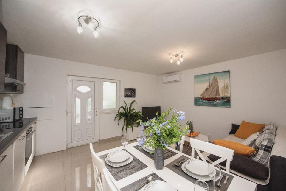 TV and multimedia, Kitchen or kitchenette, Dining area, stove