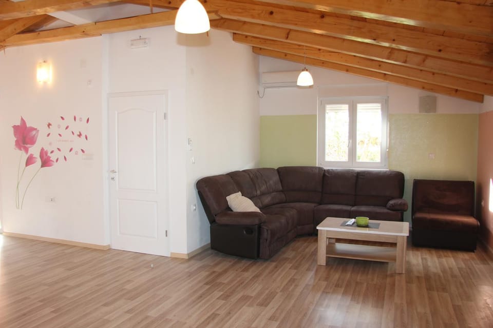 Living room, Seating area, Entertainment