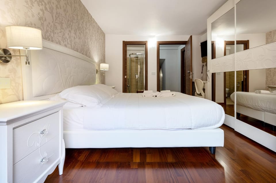 Bed, Photo of the whole room, wardrobe