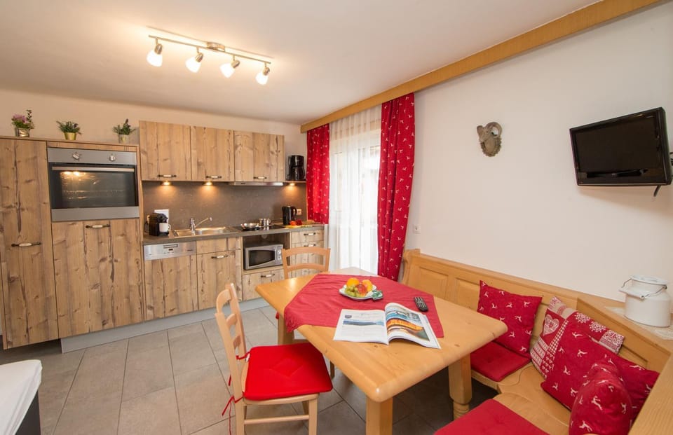 Kitchen or kitchenette, Seating area, Dining area, Dining area