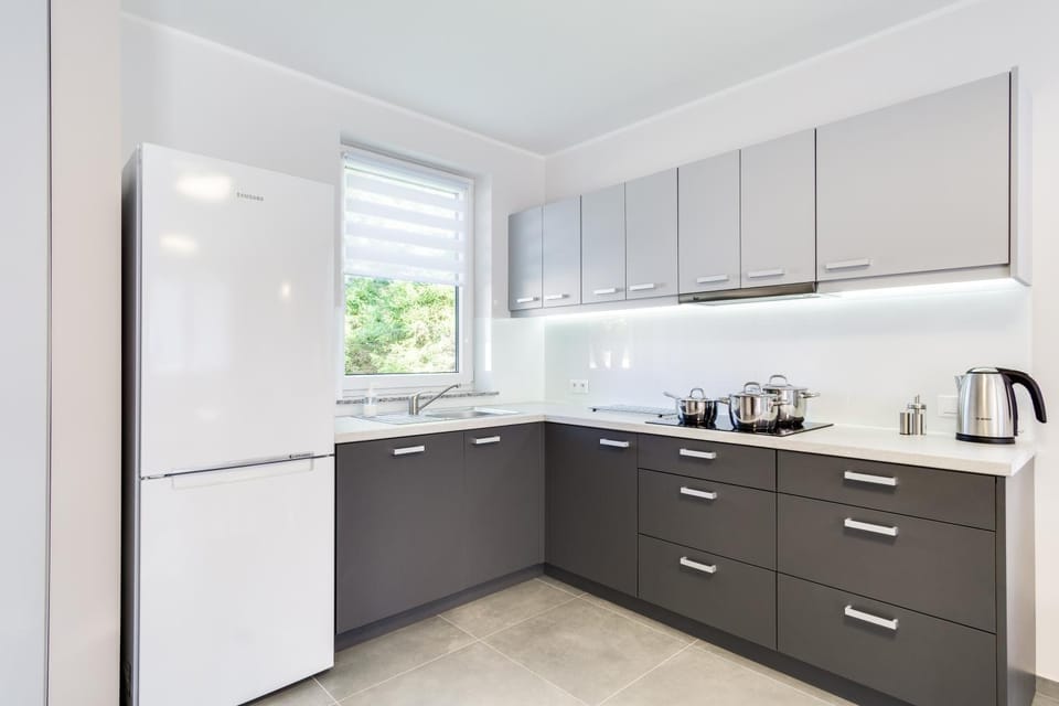 Coffee/tea facilities, dishwasher, microwave, stove, kitchen