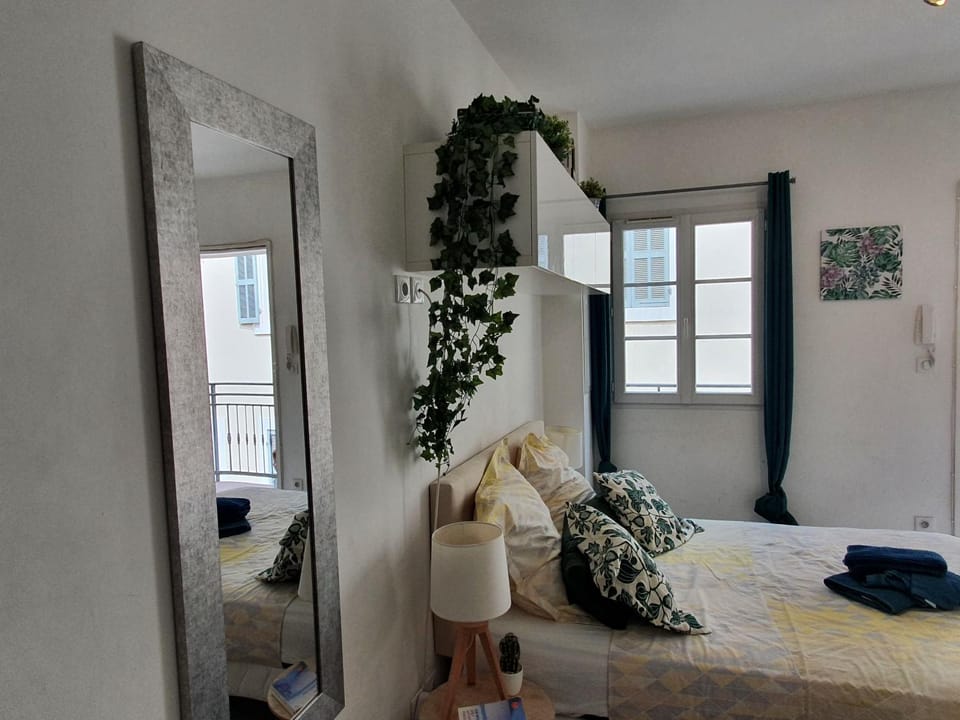Studio Charles de Gaulle - Vieux Port Apartment in Marseille